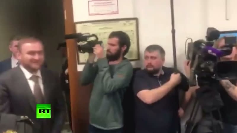 Рауфа арашукова привели в здание басманного суда