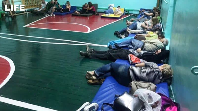 "кто то спал на стульчиках, кто то на полу" как провели ночь эвакуированные жители ачинска