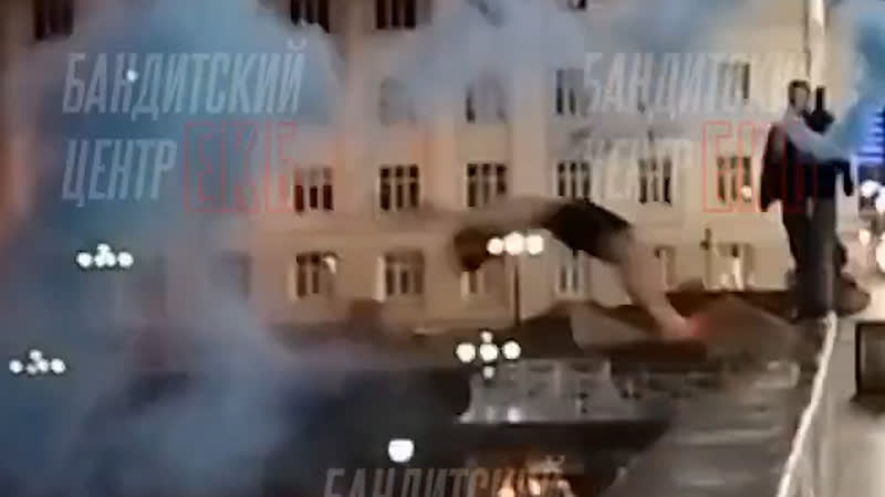 Парень спрыгнул в слив плотины real video