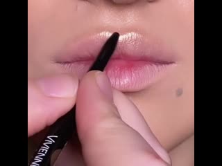 Пухлые губки губной помадой
