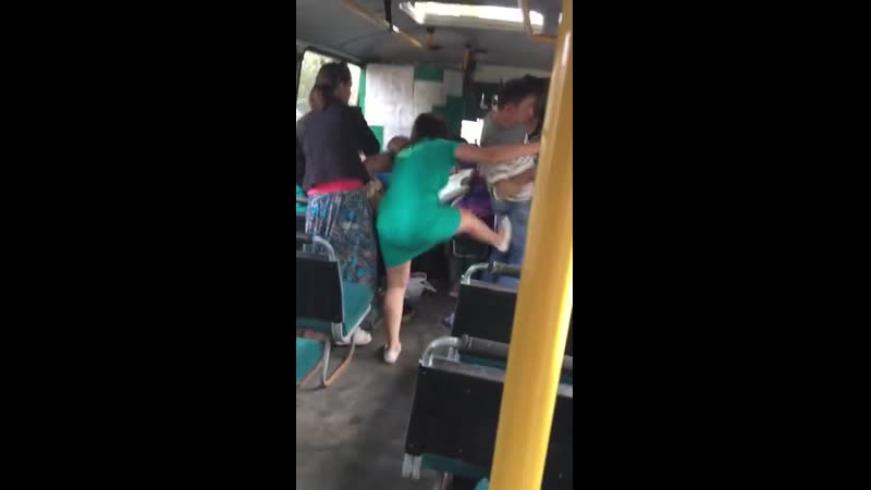 Драка в автобусе девушка раздаёт лещей лучше мужиков