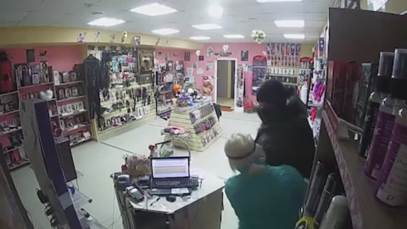 Отважная продавщица секс шопа в воскресенске пыталась отбиться от грабителя сотрудница подмосковного магазина показывала