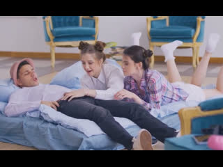 Две стройняшки уговорили парня их удовлетворить)