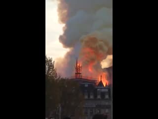 Sad footage of the notredame spire collapsing this is truly heartbreaking for our french