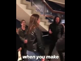 Tan humilde, simpático y sonriendo a sus fans