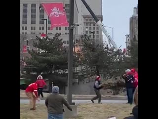 Пас махоумса юному болельщику