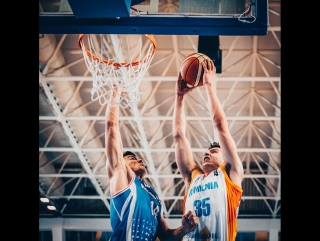 Zach davidyan two handed dunk