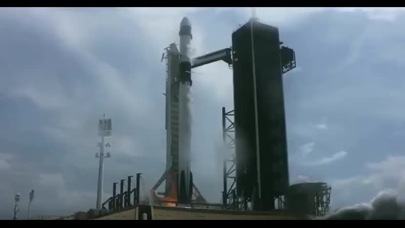 Історичний політ космічного корабля spacex crew dragon