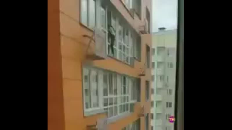 Моет porn video – Девушка моет окно на 15