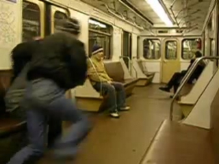 Мужик нагибает азиаток раком в метро и ебет по очереди