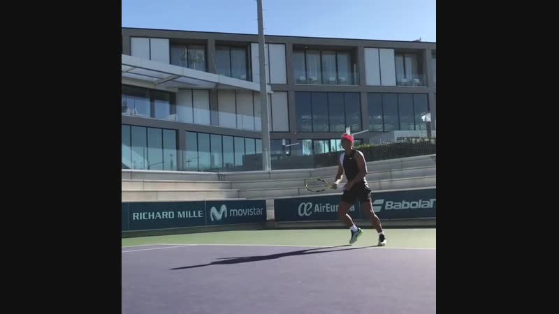 Рафа разминает форхенд