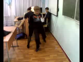 Галка развлекается с серым