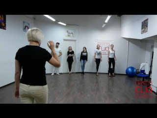 Урок дефиле в модельной школе clio models school