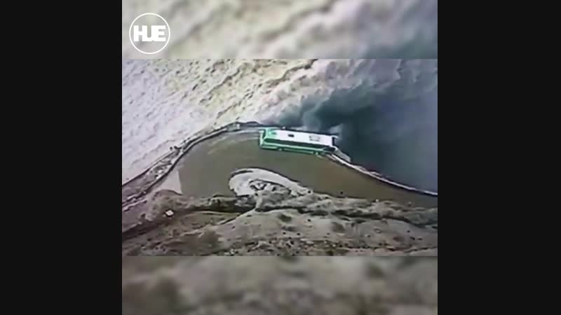 В латинской америке водитель чуть не распрощался с жизнью на слишком крутом повороте