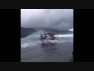 Лодки, пойманные внутри массивных волн boats caught inside massive waves 2