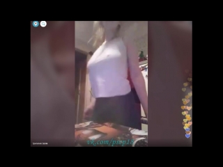 Девушка на кухне пьет и танцует periscope перископ