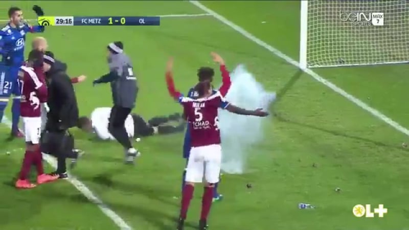 Футбол fooligans лига 1 голкипер «лиона» лопеш был доставлен в больницу после попадания петарды