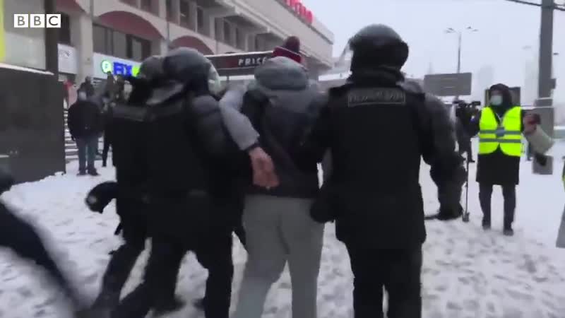 В москве неподалеку от "ярославского вокзала" протестующие отбили у омона задержанного