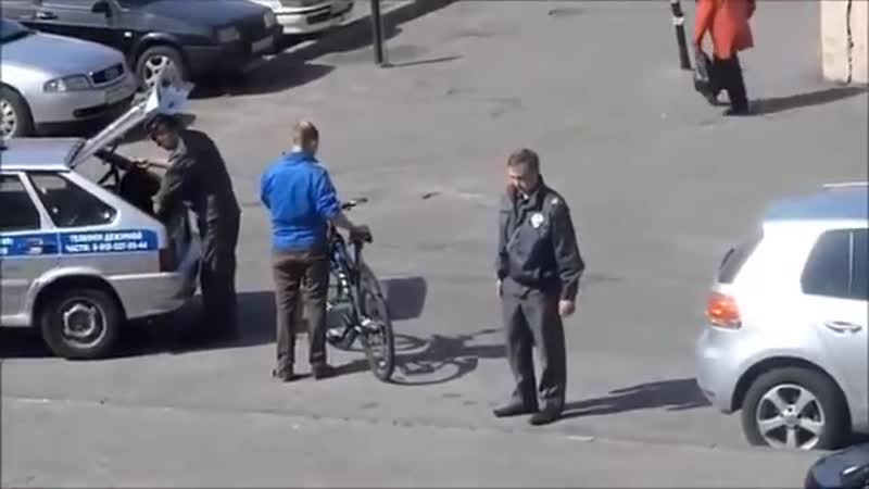 Полиция и задержанный на велосипеде
