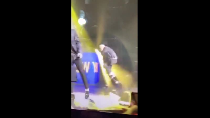 Liderimiz soobin i sırtında taşıyan minik beomgyu muz