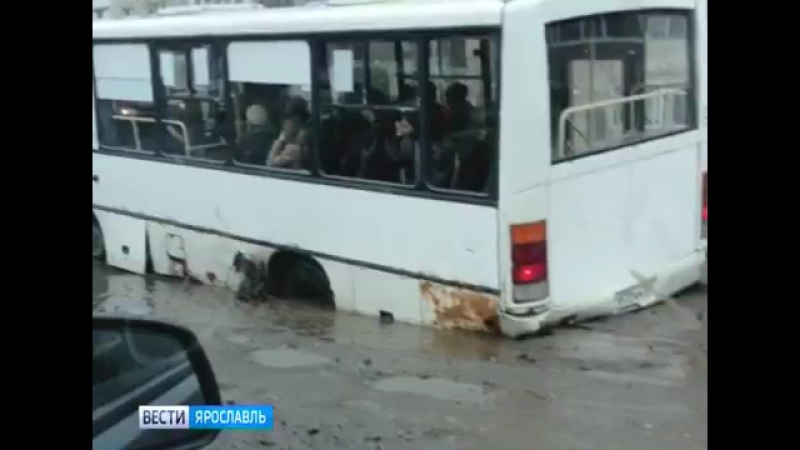 Автобус провалился в асфальт, скорая утонула в грязи, автокран вместе с куском обочины свалился в кювет