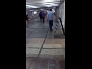 Алкаш пристаёт к прохожим с просьбой выручить деньгой