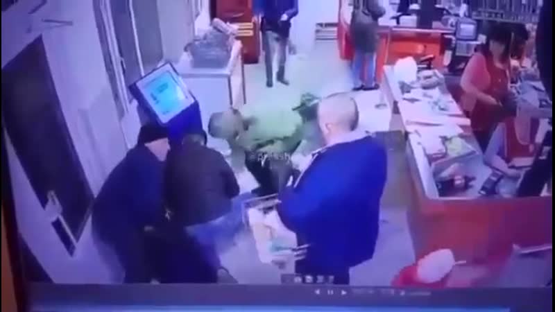 В магазин ворвался грабитель с пистолетом, но оружие никого не