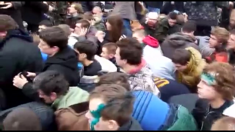 Ставят porn video – Харьков 1 марта 2014 митингующие ставят майданутых на колени