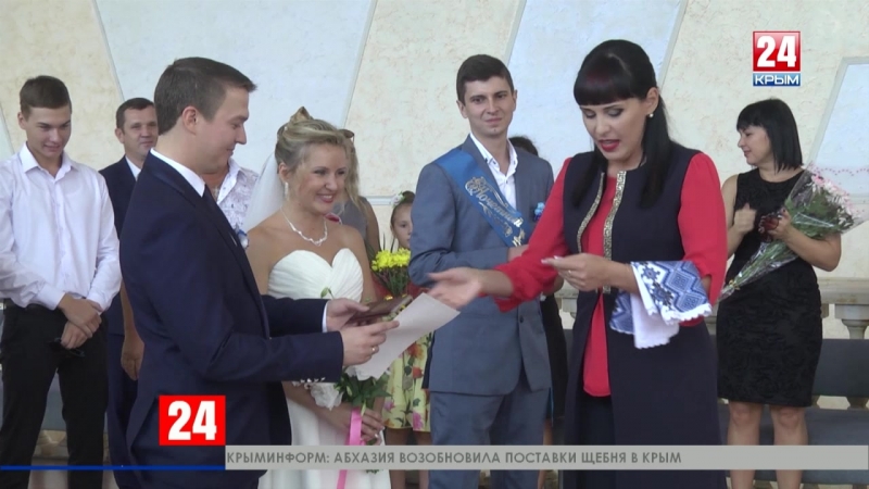 В армянске три молодые пары влюбленных в торжественной обстаное связали себя узами брака