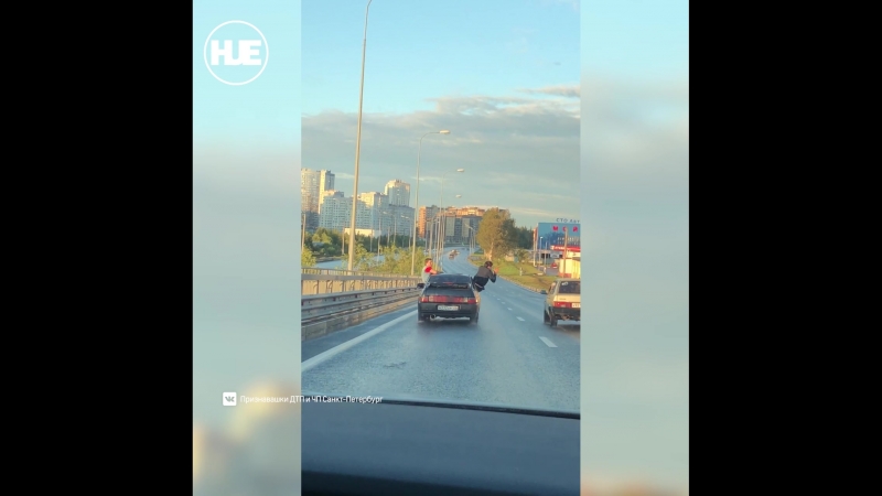 В питере парень на ходу пытался открыть дверь соседней легковушки