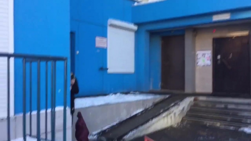 Жестокий отец справедливо наказал сына раздолбая