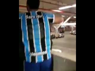 Torcida gremista zuando delegação da mulambada