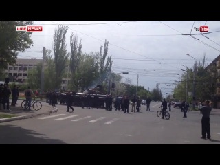 В мариуполе жители встали живим щитом против бронетехники