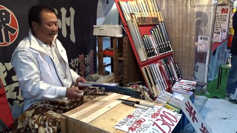 Японский продавец ножей ! гвозди и цепи лучше действуют на покупателя ?