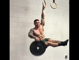 Парень с сильным хватом