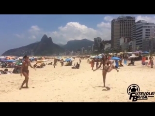 Aí você chega na praia e tá desse futevolei brasil