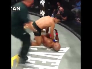 С колена жестко прилетело 👊 #mmavines