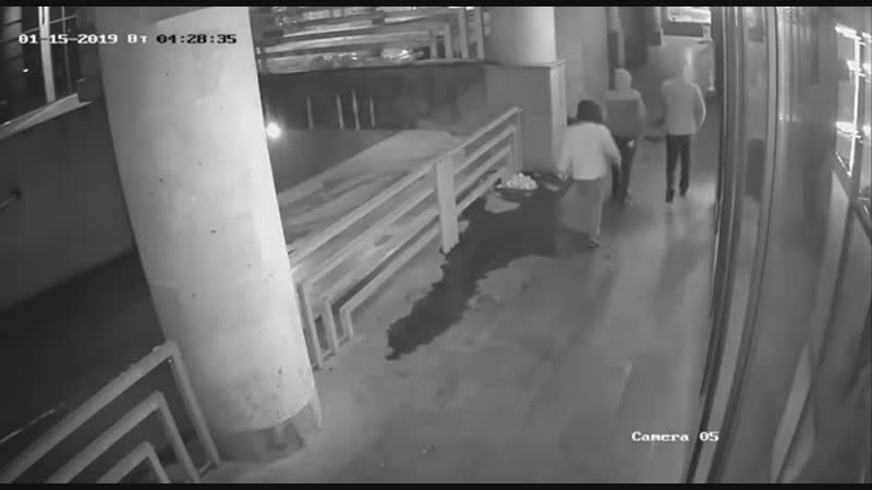 Попытка взлома двери ресторана ciinabon