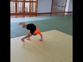 Asahi shiraki японский трюкач