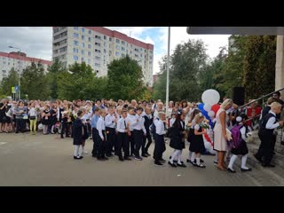 Ученики начальной школы заходят в школу на 1й урок, 20190902 121941