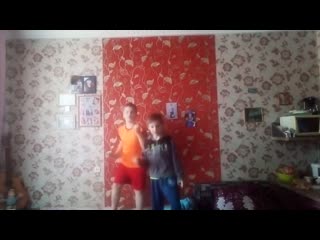 Жирный уебан со своим братом танцуют под моргенштерна