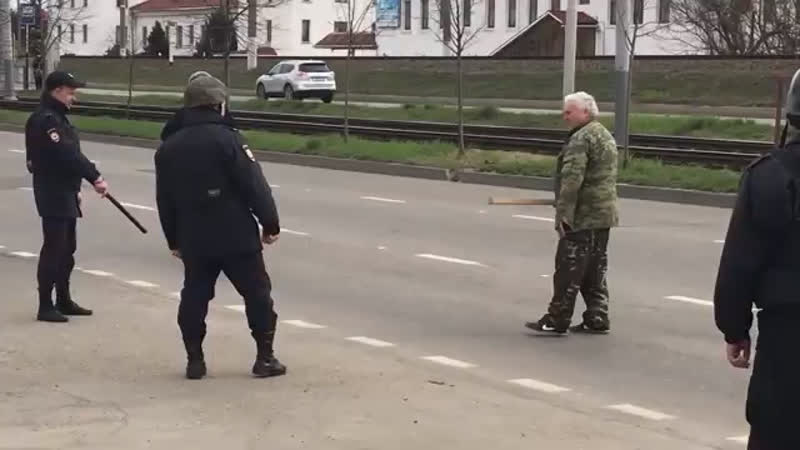 Один старый дед против толпы вооружённых