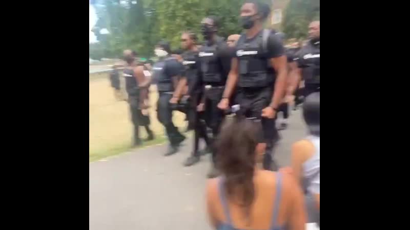 В лондоне blm активисты организовали ячейку "черных пантер"