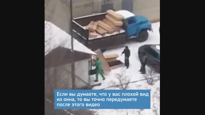 В саратовском дворе грузят гробы