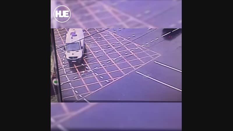 В москве на перекрестке иномарка врезалась в скорую