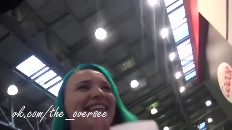 Очень короткой белое платье в обтяжку (oversee подглядывание за девушками)