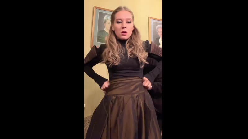 Кристина асмус натянула плотные черные колготки и длинную юбку