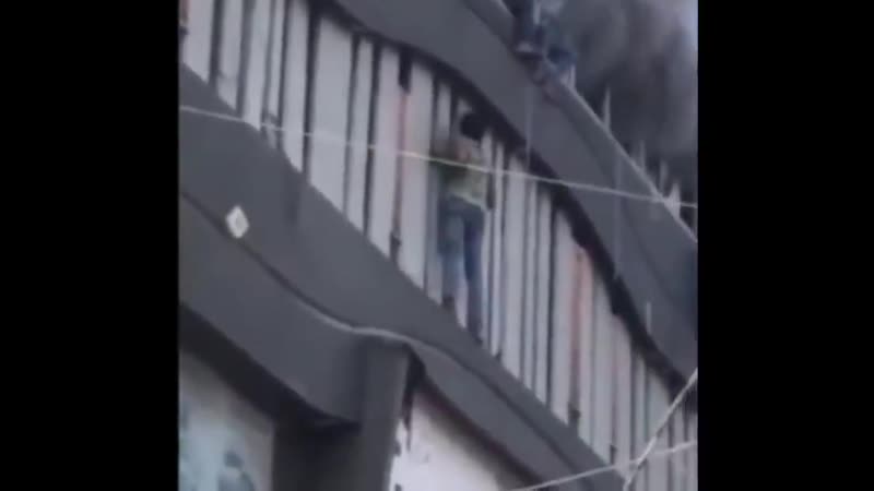 Пожар в индийской частной школе огонь охватил третий этаж, где находились студенты