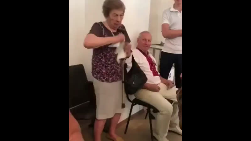 В украине 94 летняя бабушка в знак протеста съела свой бюлетень