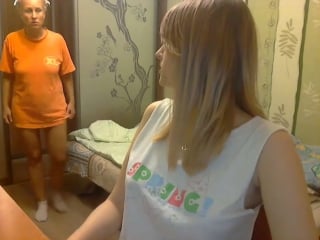 Дочка случайно спалила мамины сиськи в скайпе!